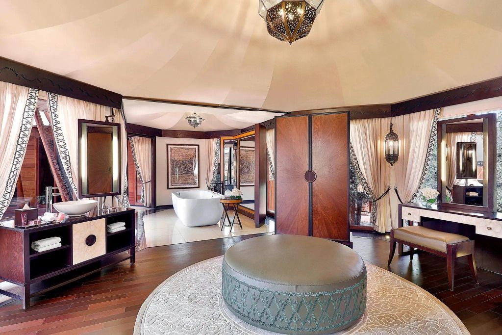 Luxuriöses Zeltvilla-Interieur mit freistehender Badewanne und eleganter Dekoration