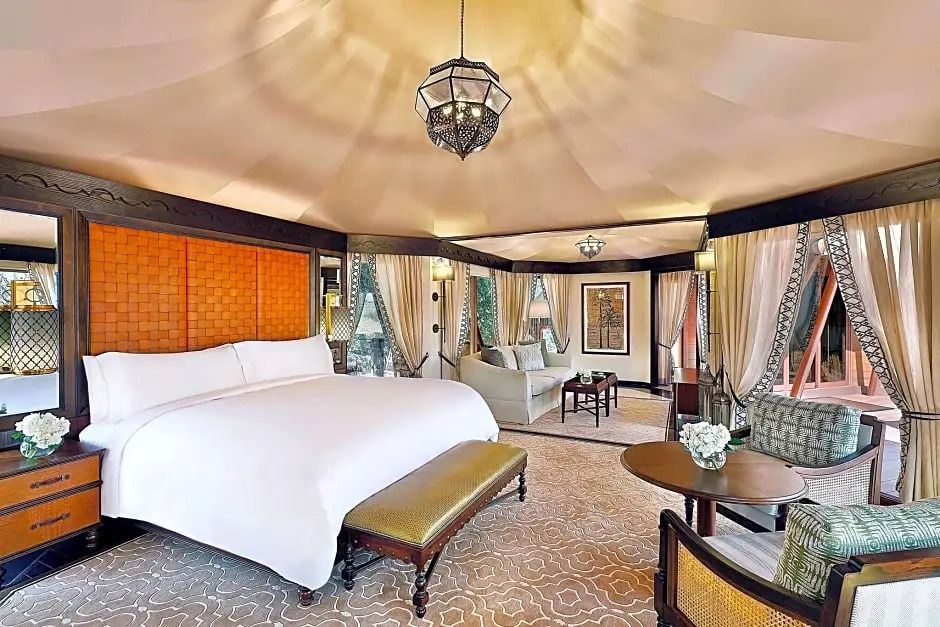 Geräumiges Zeltvilla-Schlafzimmer mit großem Bett und eleganten Möbeln