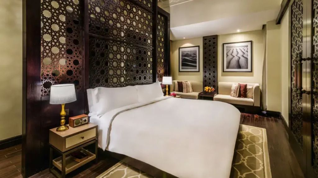 Elegante Villa mit Doppelbett, kunstvolle hölzerne Trennwand und stilvolle Einrichtung