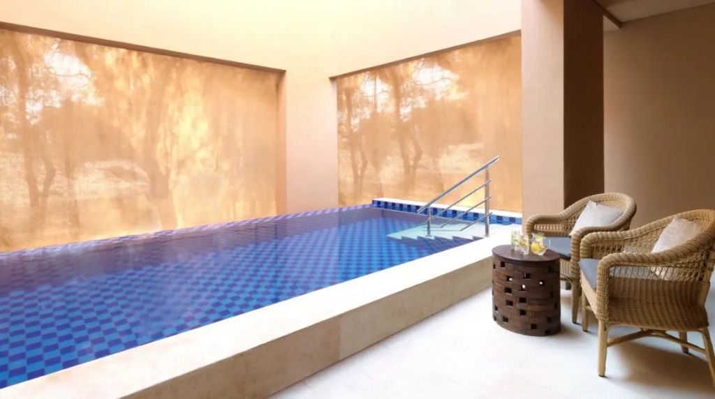 Privater Pool mit blauen Kacheln in ruhiger und abgeschiedener Umgebung