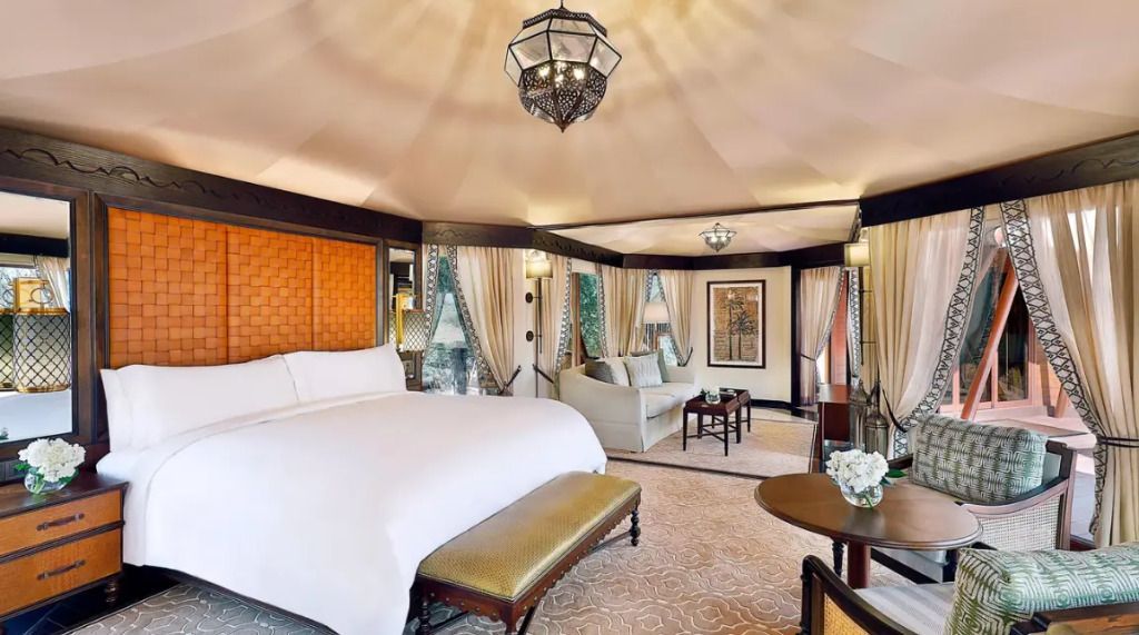 Luxuriöse Villa mit Balkon, elegantem Doppelbett und edler Innenausstattung