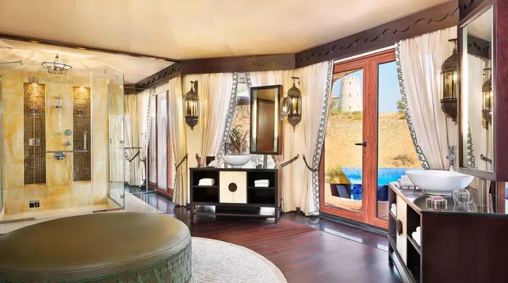 Luxuriöse Villa mit Blick auf privaten Pool und Sanddünen