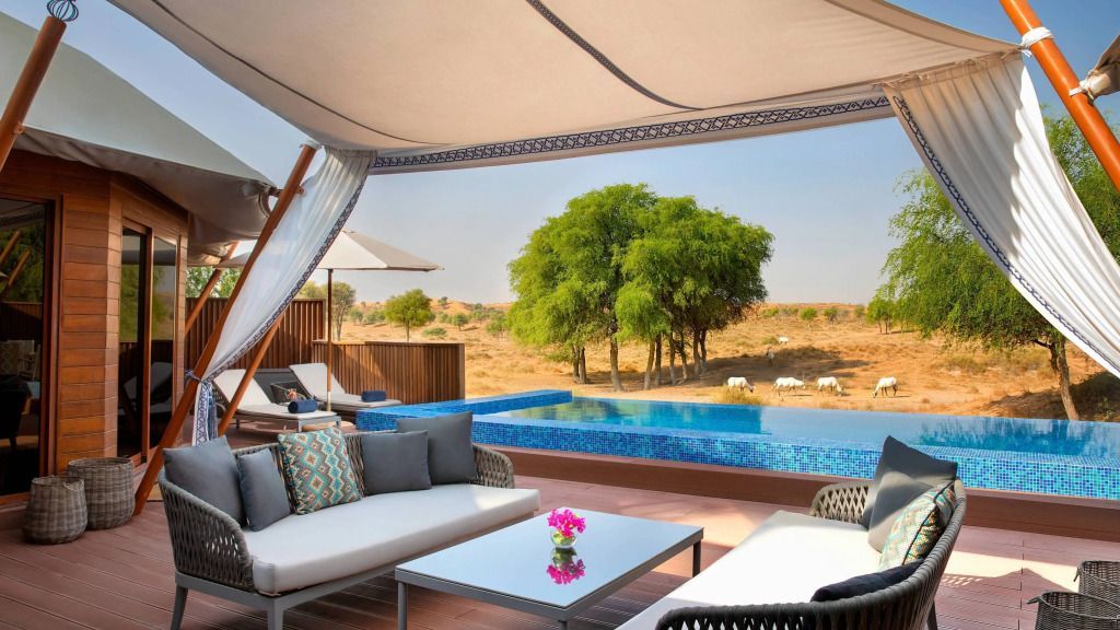 Terrasse mit Pool und Blick auf die Wüstenlandschaft bei der Al Sarab Pool Villa