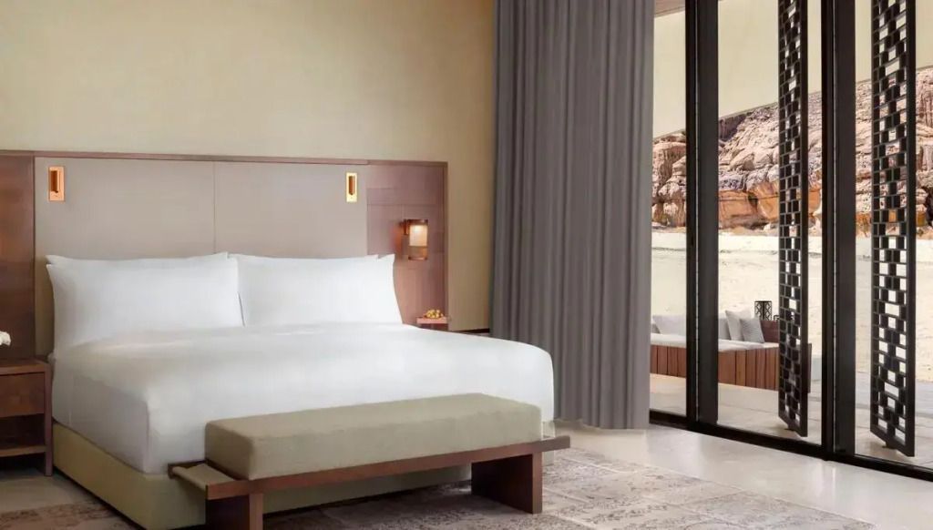 Modernes Schlafzimmer mit Doppelbett und Blick auf eine Terrasse