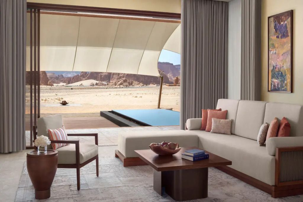 Luxuriöses Wohnzimmer mit Zugang zum privaten Pool im Banyan Tree AlUla