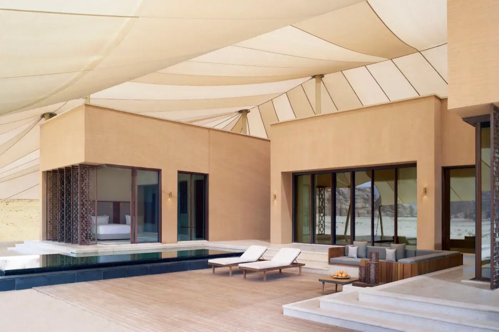 Private Terrasse mit Pool und Lounge-Bereich im Banyan Tree AlUla