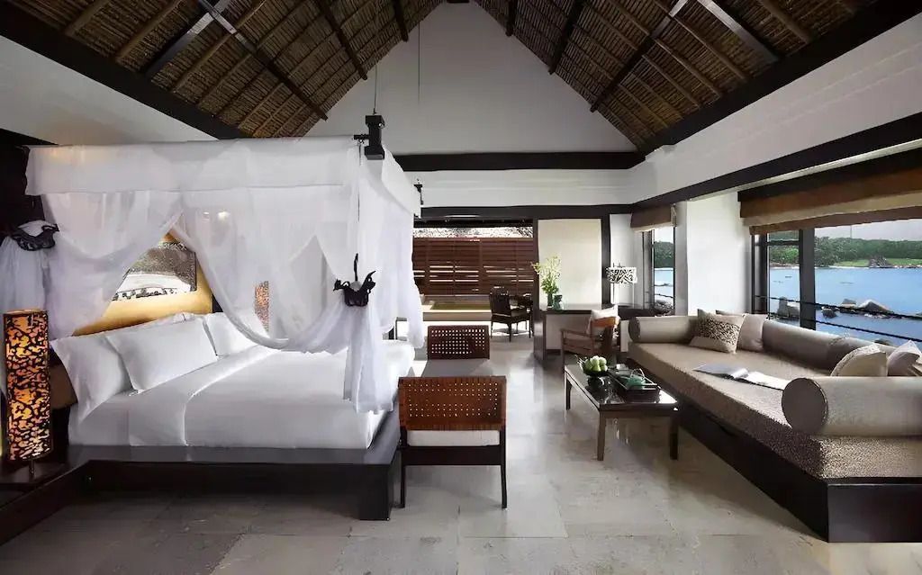 Geräumige Villa mit offenem Wohnzimmer und traditionellem Dach