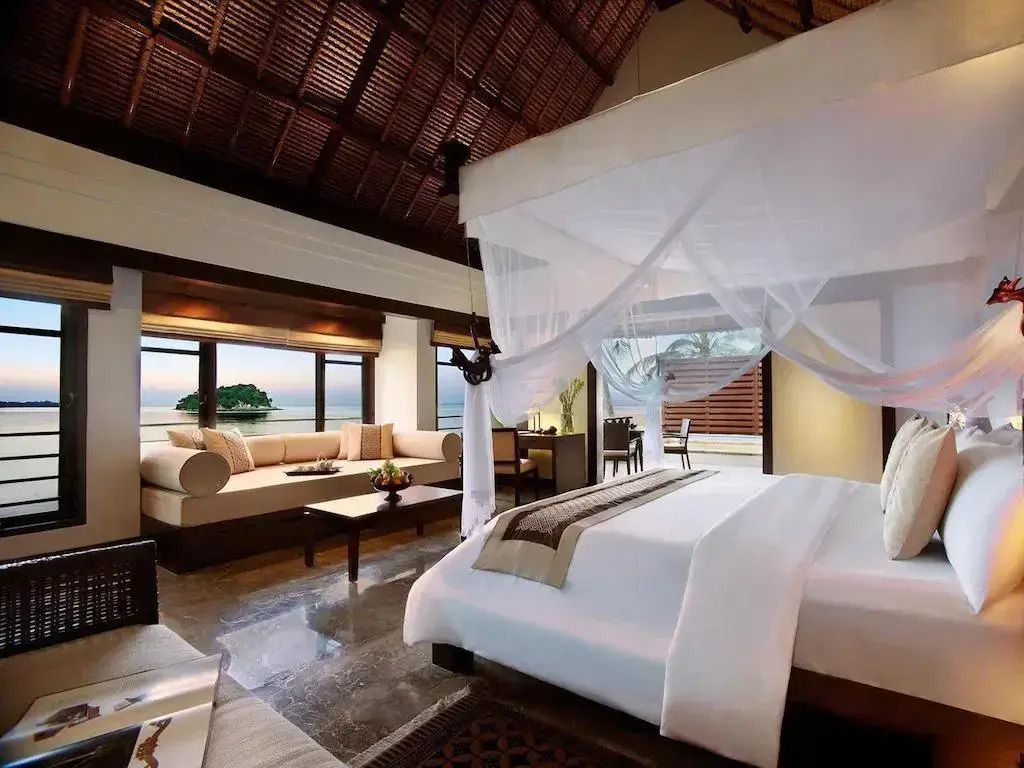 Villa mit Meerblick und stilvoll dekoriertem Himmelbett
