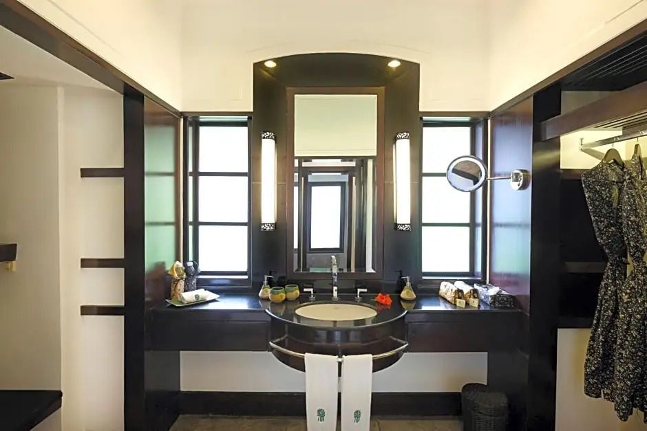 Edles Badezimmer mit Waschbecken und dekorativen Accessoires.