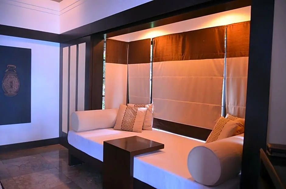 Gemütliche Sofaecke in der Villa mit warmem Licht und Kissen.