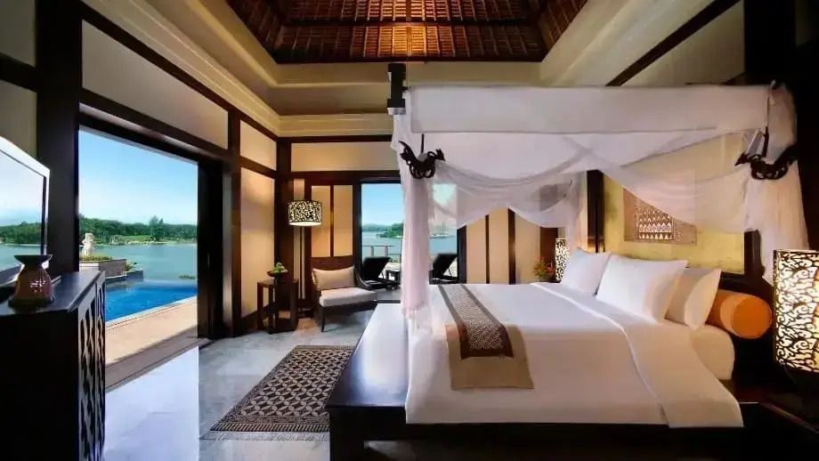 Luxuriöses Schlafzimmer mit Himmelbett und Meerblick in der Infinity Pool Villa