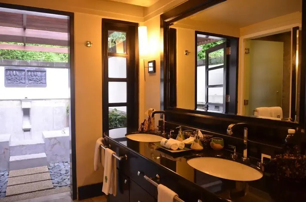 Modernes Badezimmer mit großem Spiegel und Doppelwaschbecken in der Infinity Pool Villa