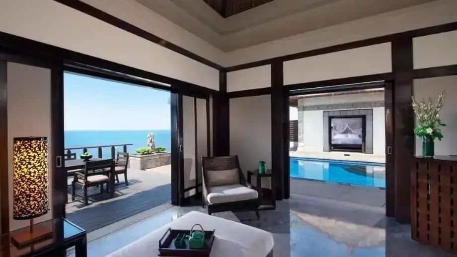 Wohnbereich der Villa mit stilvoller Einrichtung und Blick auf den Pool