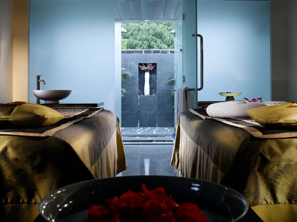 Luxuriöser Spa-Raum mit zwei Massageliegen und modernem Design