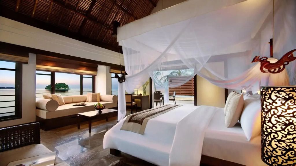 Luxuriöse Doppel Ocean Villa mit Himmelbett und Meerblick, moderne Einrichtung.