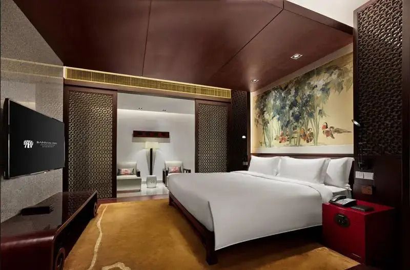 Luxuriöse Deluxe Doppel Suite mit elegantem Doppelbett und traditioneller Dekor