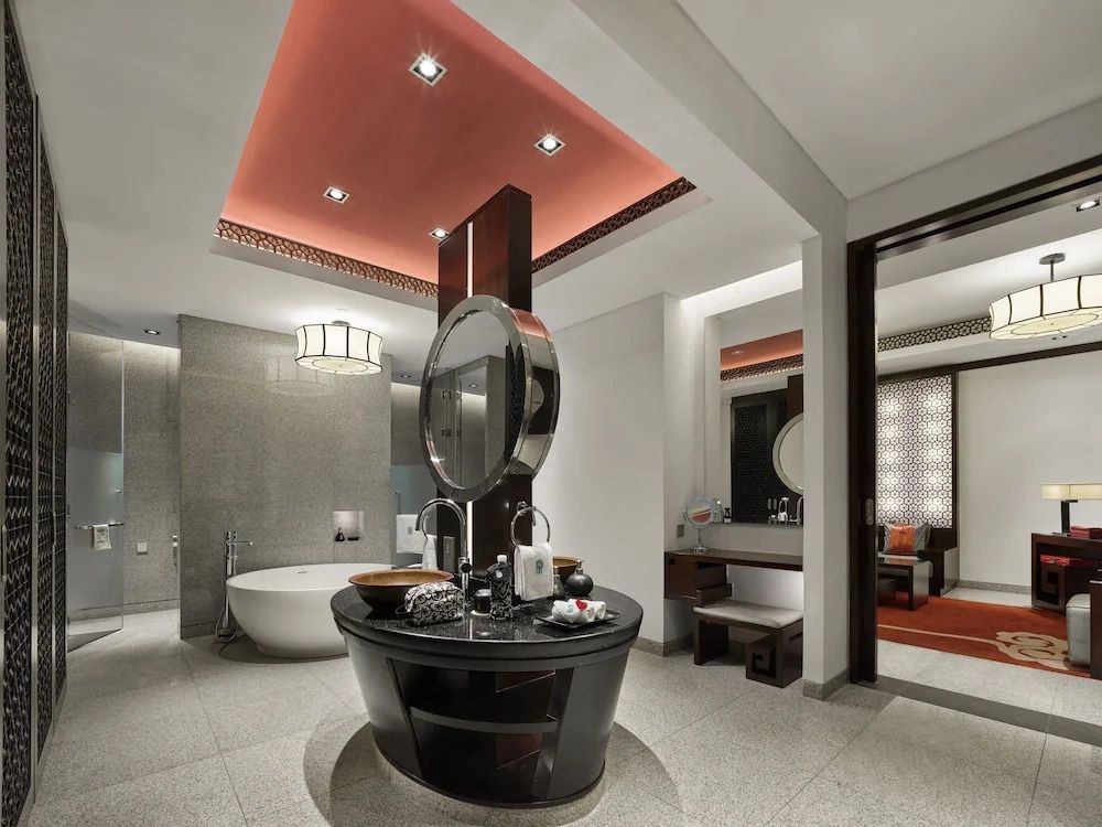 Luxuriöses Badezimmer mit Badewanne und stilvoller Beleuchtung