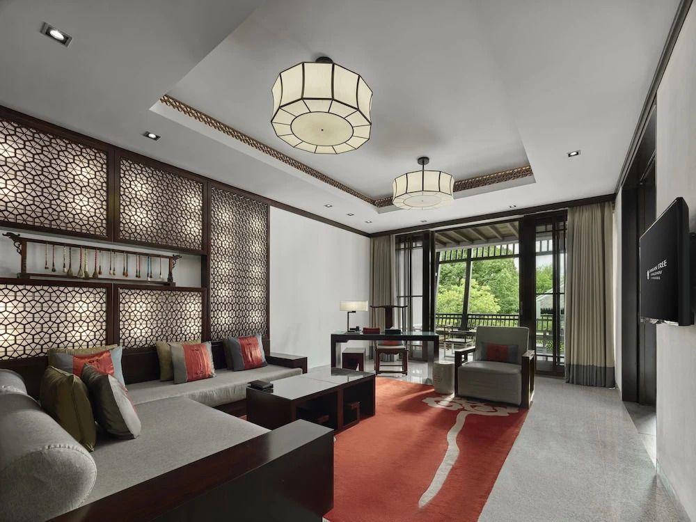 Luxuriöse Suite mit stilvollem Design und privatem Balkon