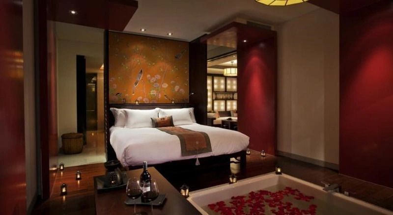 Elegantes Schlafzimmer mit romantischem Ambiente und Rosenblüten in der Badewanne