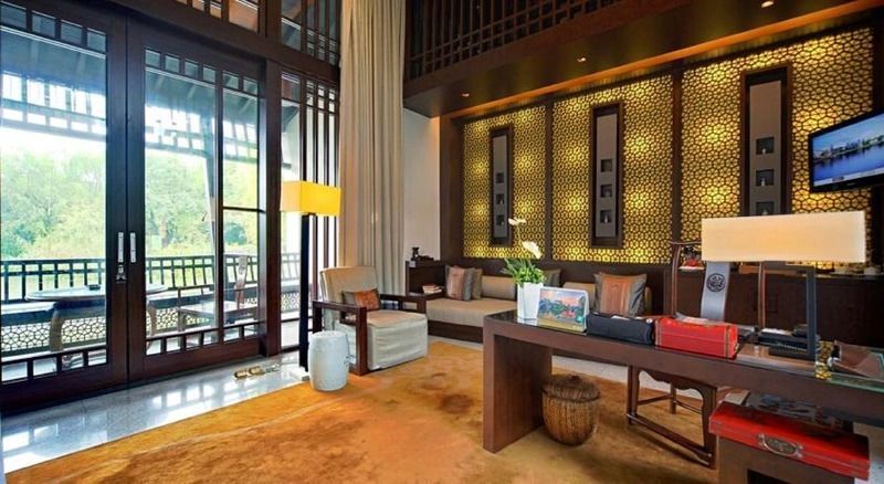 Stilvoll eingerichtete Lounge mit Blick auf den Balkon und luxuriöser Inneneinrichtung