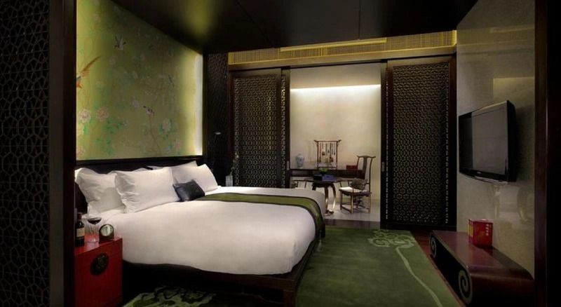 Gemütliches Zimmer mit zwei Betten und traditionell dekorierten Wänden im asiatischen Stil