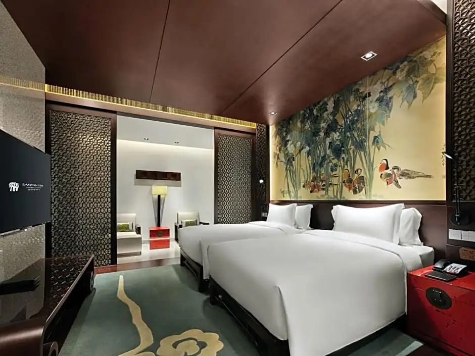 Harmonisch gestaltetes Doppelzimmer mit kunstvoller Wanddekoration in Hangzhou.