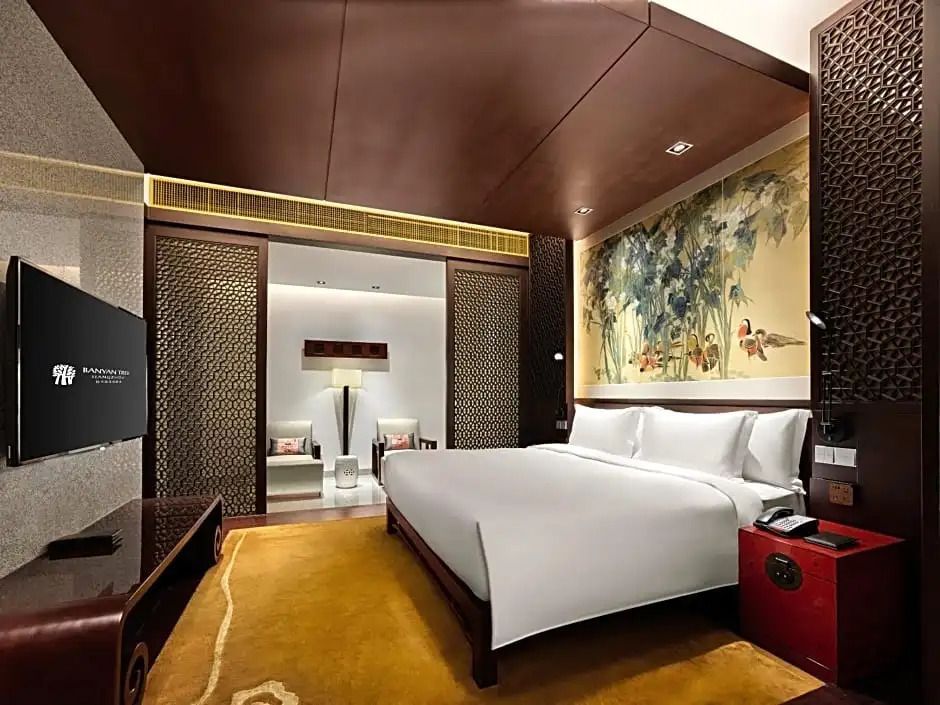 Geräumiges Zimmer mit King-Size-Bett und asiatisch inspirierten Details in Hangzhou.