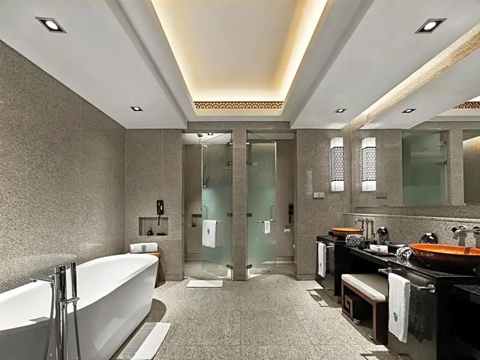 Modernes Badezimmer mit freistehender Badewanne und Glasdusche in Hangzhou.