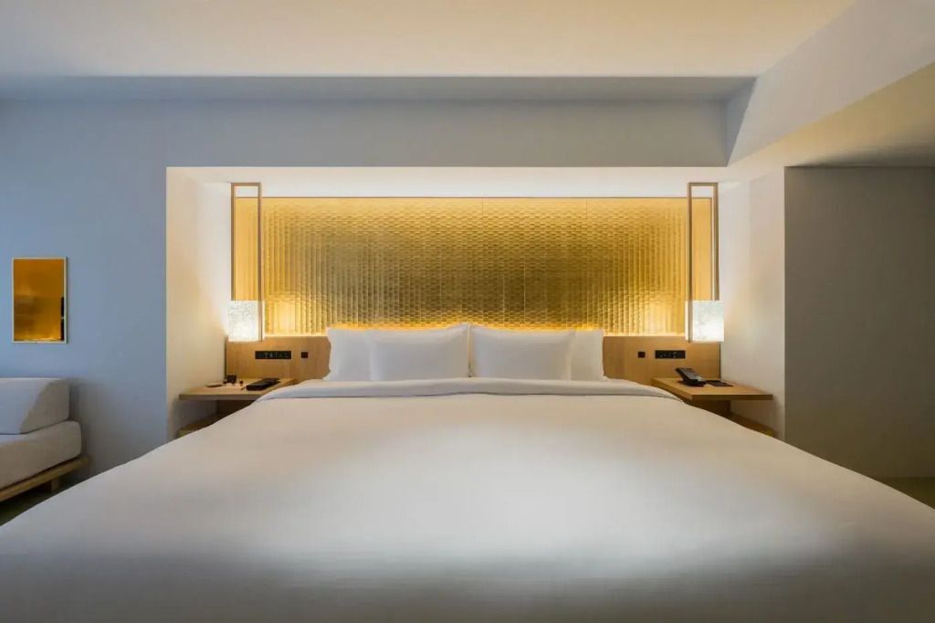 Geräumiges Hotelzimmer mit Doppelbett und moderner Beleuchtung