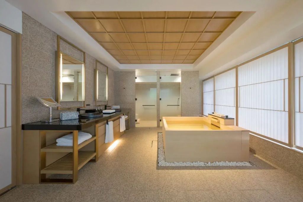 Modernes Badezimmer mit Doppelwaschbecken und großem Holzbad