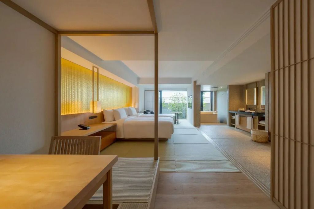 Großzügiges Zimmer mit zwei Einzelbetten und traditionellem japanischen Design