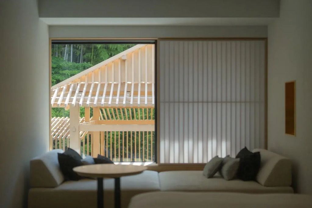 Blick von der Lounge auf traditionelle japanische Architektur im Garten