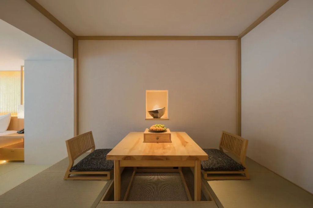 Traditioneller japanischer Essbereich mit Tisch und Sitzkissen