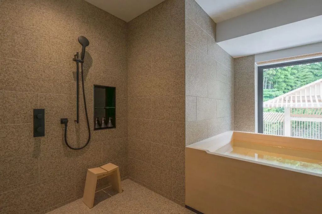 Luxuriöses Badezimmer mit großer Badewanne und moderner Dusche