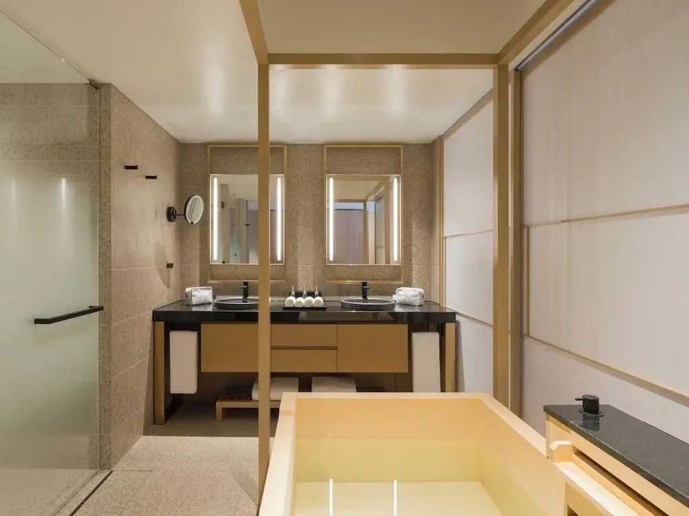 Modernes Badezimmer mit Doppelwaschbecken und freistehender Badewanne.