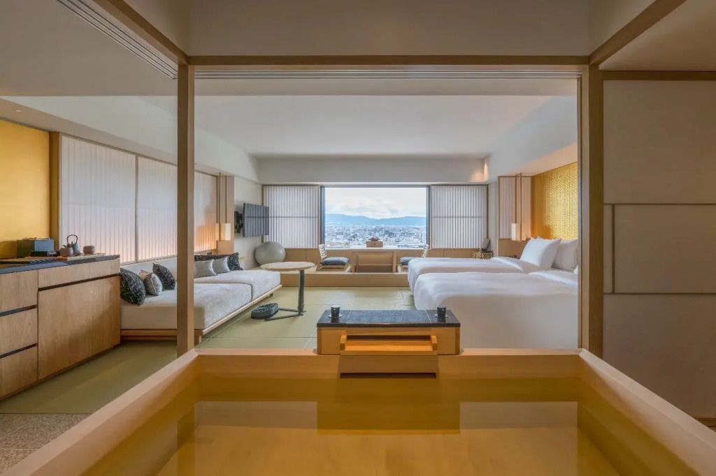 Weitläufiges Hotelzimmer mit Panoramablick und minimalistischer Einrichtung.