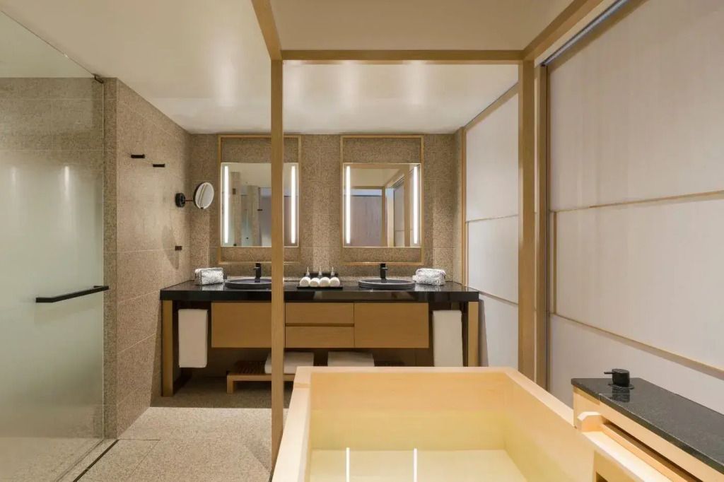 Luxuriöses Badezimmer mit Doppelwaschbecken und Holzbadewanne.