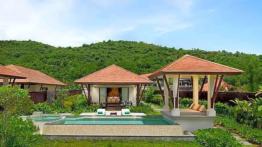 Villa mit privatem Pool und tropischer Umgebung vor grünen Hügeln