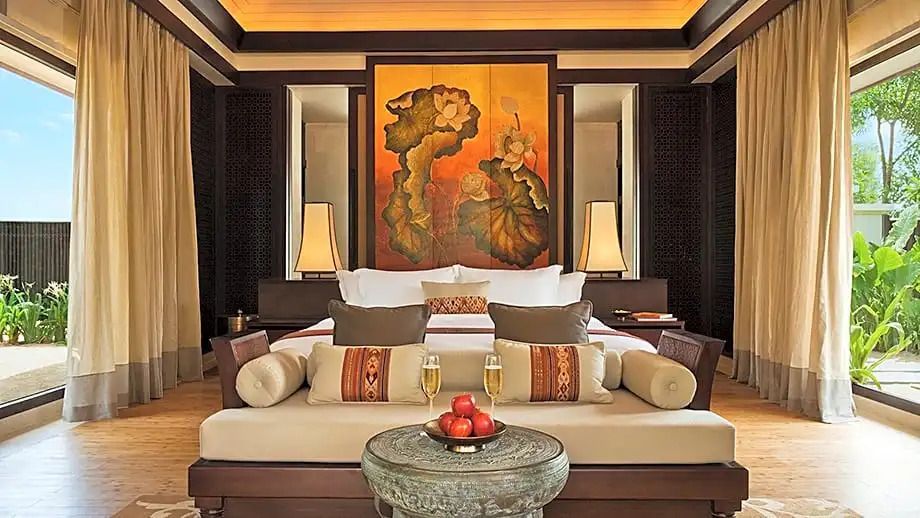 Luxuriöses Schlafzimmer mit kunstvollem Dekor und gemütlichem Doppelbett