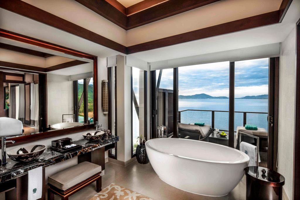 Luxuriöses Badezimmer mit freistehender Badewanne und Meerblick