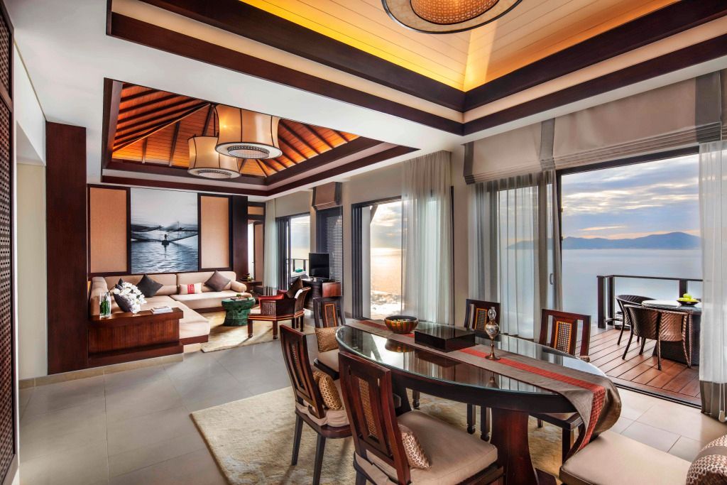 Geräumiges Wohnzimmer mit Essbereich und Meerblick