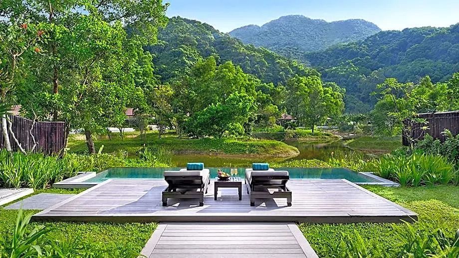 Traumaussicht auf Berge und Lagune von der Terrasse einer Villa im Banyan Tree Lang Co