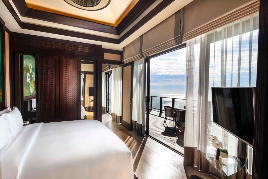 Luxuriöses Schlafzimmer mit Meerblick und Zugang zur Terrasse