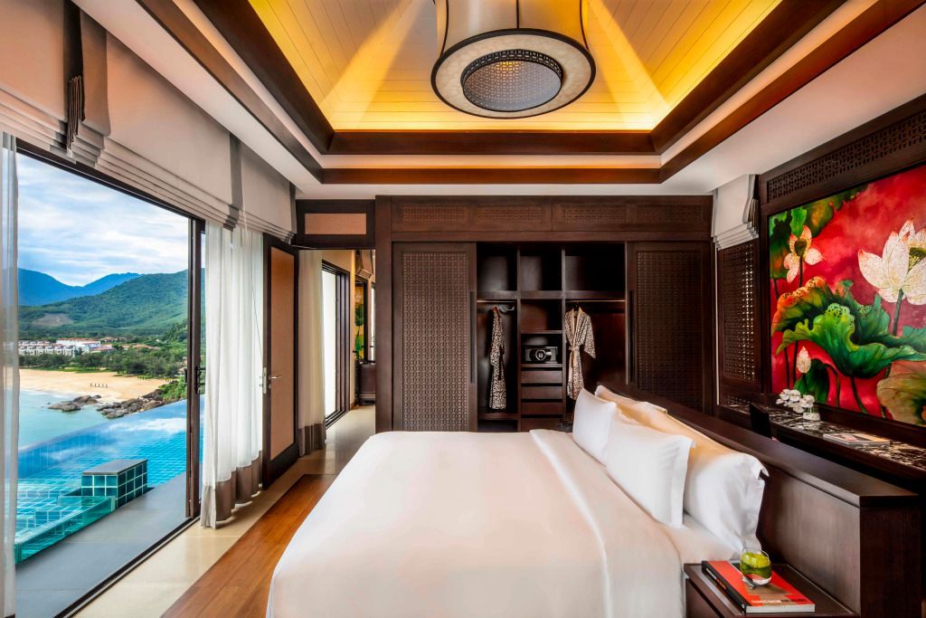 Geräumiges Schlafzimmer mit direktem Zugang zum privaten Pool