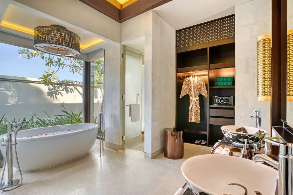 Modernes Badezimmer mit freistehender Badewanne und luxuriösen Annehmlichkeiten