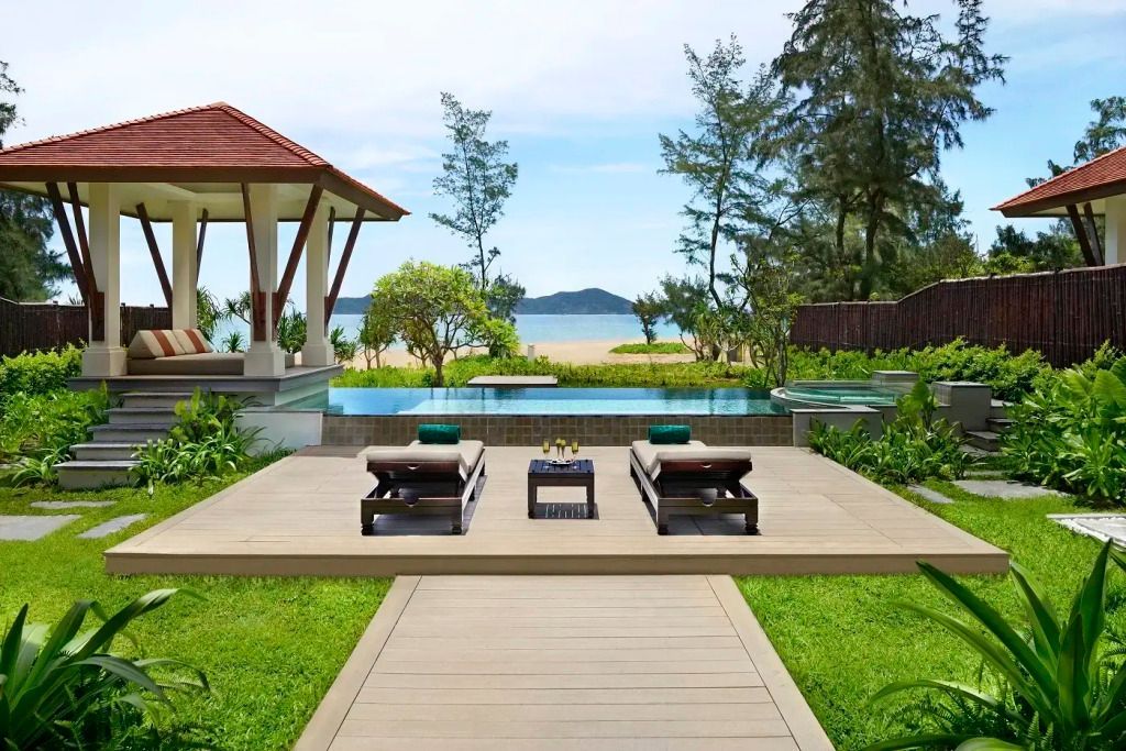 Private Terrasse mit Liegestühlen und traumhaftem Blick auf den Pool und das Meer