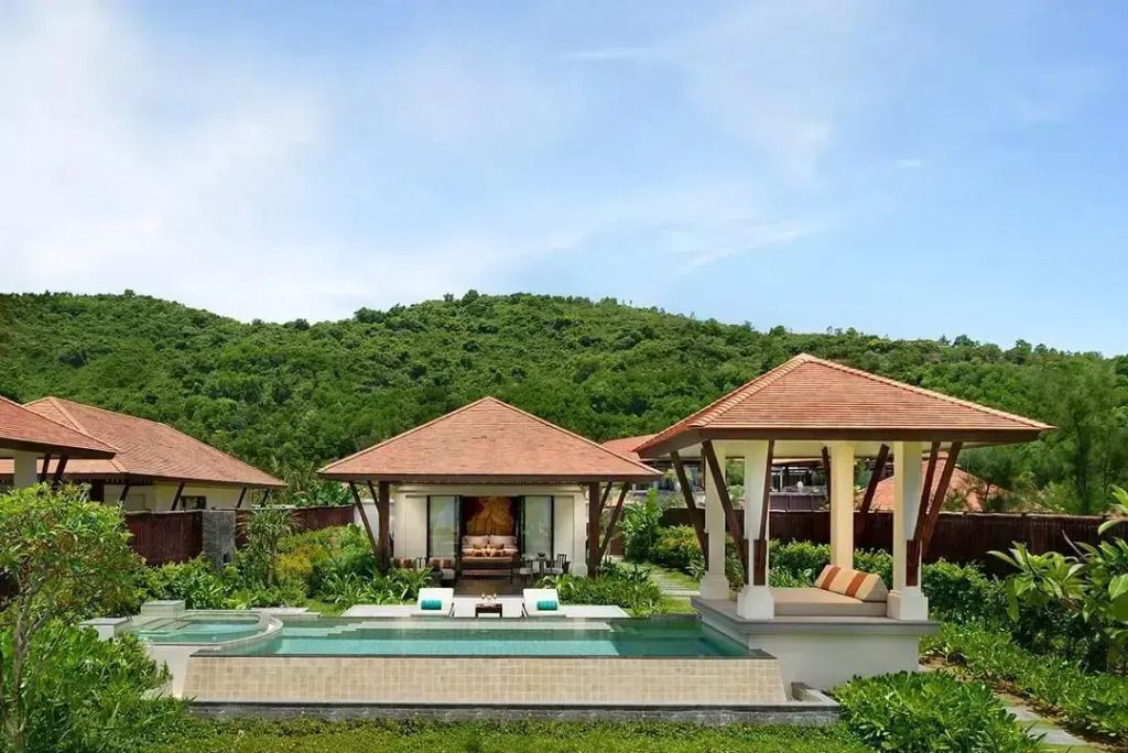 Villa mit privatem Pool und Blick auf die umliegende Natur und Hügel