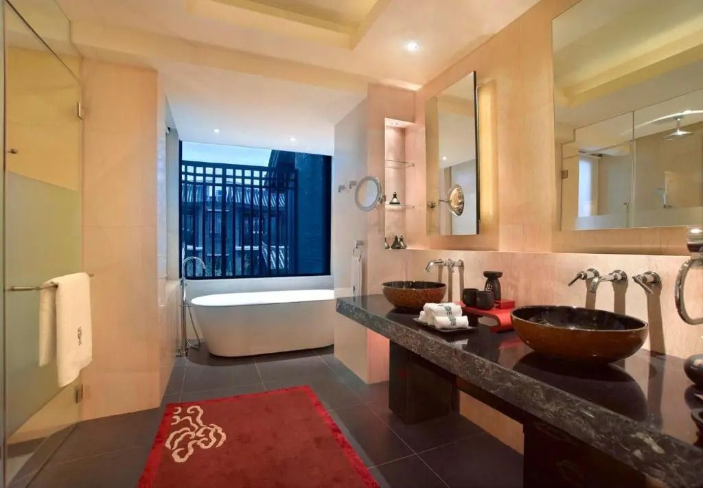Luxuriöses Badezimmer mit freistehender Badewanne und stilvollem Waschtisch