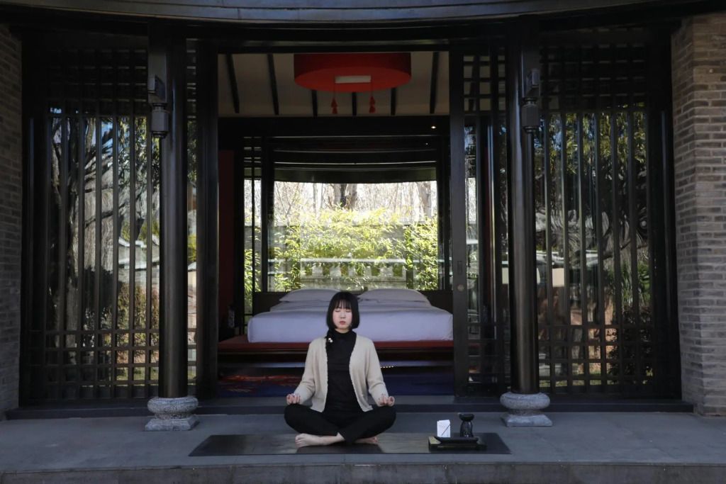 Meditationsbereich mit Blick auf das Bett in einer Villa des Banyan Tree Lijiang
