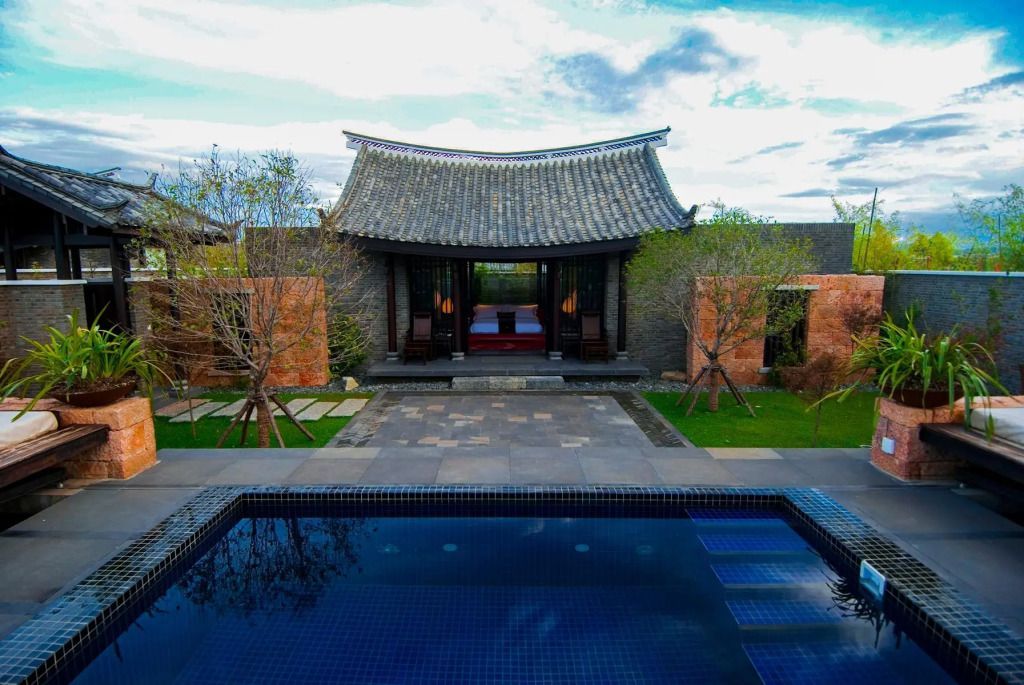 Villa mit traditioneller Architektur und privatem Pool im Banyan Tree Lijiang